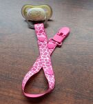 ROŻOWA ŻYRAFA PRZYPINKA ZAWIESZKA DO SMOCZKA NA SMOCZEK Z KLIPSEM DLA DZIEWCZYNKI - 4