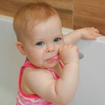 PIERWSZA SZCZOTECZKA DO MYCIA ZĘBÓW ANTYPOŚLIZGOWA AKUKU DLA NIEMOWLĄT DZIECI MIĘKKA RÓŻOWA 0-2L - 4