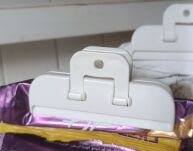 KREMOWE KLIPSY SPINACZE DO ZAMYKANIA TOREBEK WORECZKÓW OPAKOWAŃ ŻYWNOŚCI 2SZT - 4