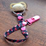 W RÓŻE PRZYPINKA ZAWIESZKA DO SMOCZKA NA SMOCZEK TASIEMKA Z KLIPSEM W KWIATKI - 4