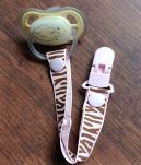 RÓŻOWA ZEBRA PRZYPINKA ZAWIESZKA DO SMOCZKA NA SMOCZEK Z KLIPSEM DLA DZIEWCZYNKI - 3