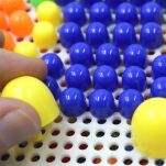 MOZAIKA KREATYWNA ZABAWKA EDUKACYJNA DLA DZIECI 296 ELEMENTÓW WALIZECZKA ĆWICZENIE CHWYTU NAUKA KOLORÓW - 3