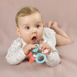 AKUKU LEKKA GRZECHOTKA Z GRYZAKIEM ZABAWKA MIĘKKI GRYZAK DLA NIEMOWLĄT DZIECI NA ZĄBKOWANIE KOSMO - 5